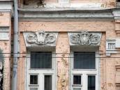 Рельєфні вставки над вікнами 2-го…