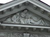 Барельєф у фронтоні