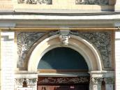 Тимпан над входом