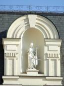 Скульптура «Музика» у фронтоні