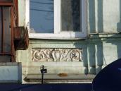 Рельєфна вставка під вікном 2-го поверху