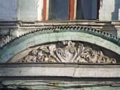 Тимпан над входом