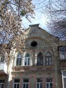 Вікна 3-го поверху і фронтон