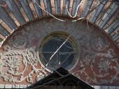 Тимпан над входом