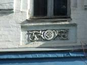 Рельєфна вставка під вікном 2-го поверху