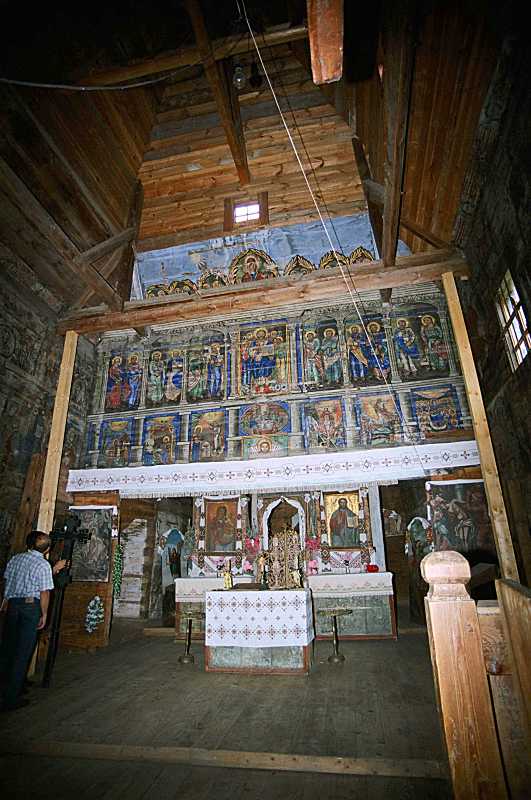 Інтер’єр з видом на іконостас