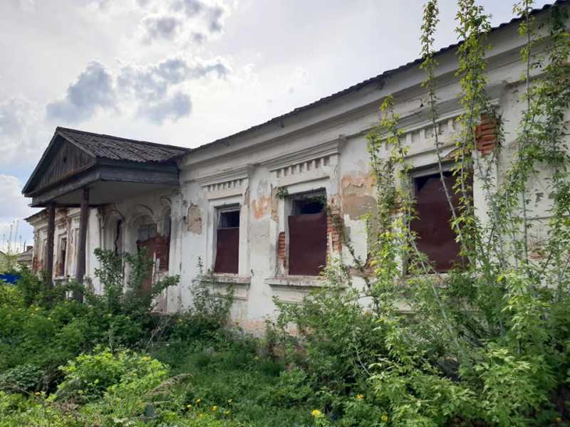 В самому центрі, між двох храмів та монастирем стоїть ось такий будинок… 2019 р. Загальний вигляд