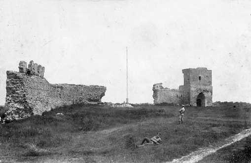 1916 р. Двір замку. Вигляд із заходу