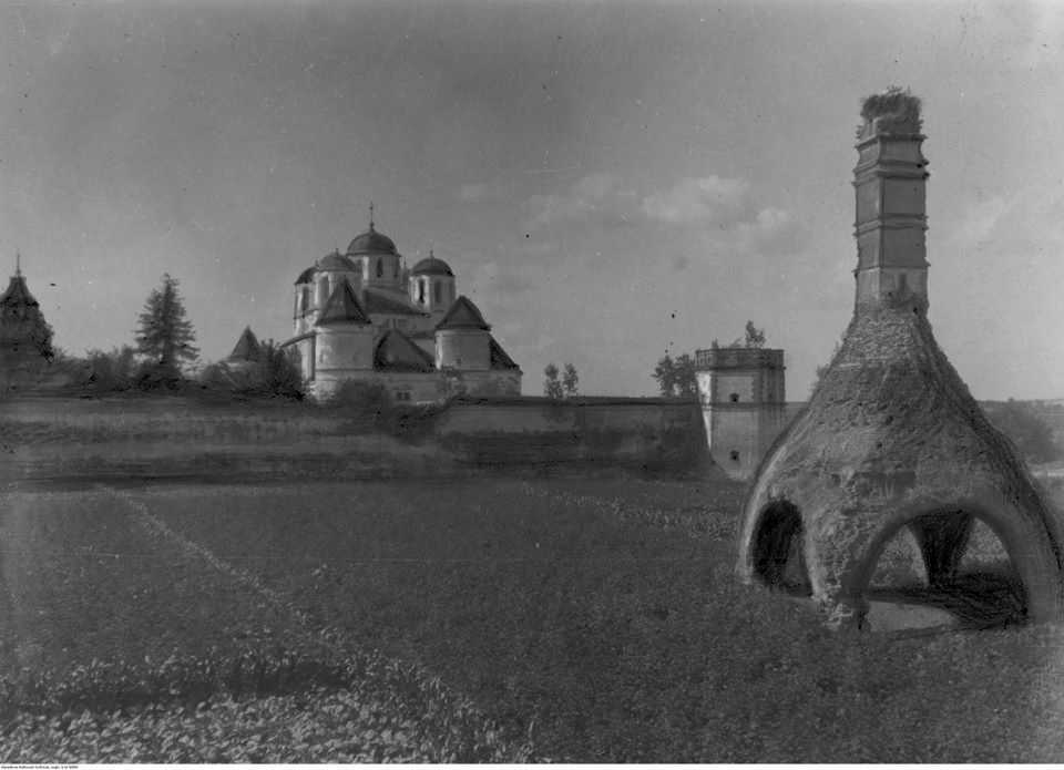 1930-і (?) рр. Піч на тлі монастиря