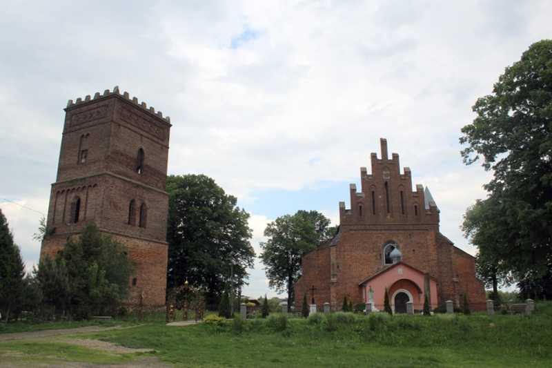 Башта і костел. Фото Андрія Саса (опубліковано 5.06.2019 р.) facebook.com … Скелівка с