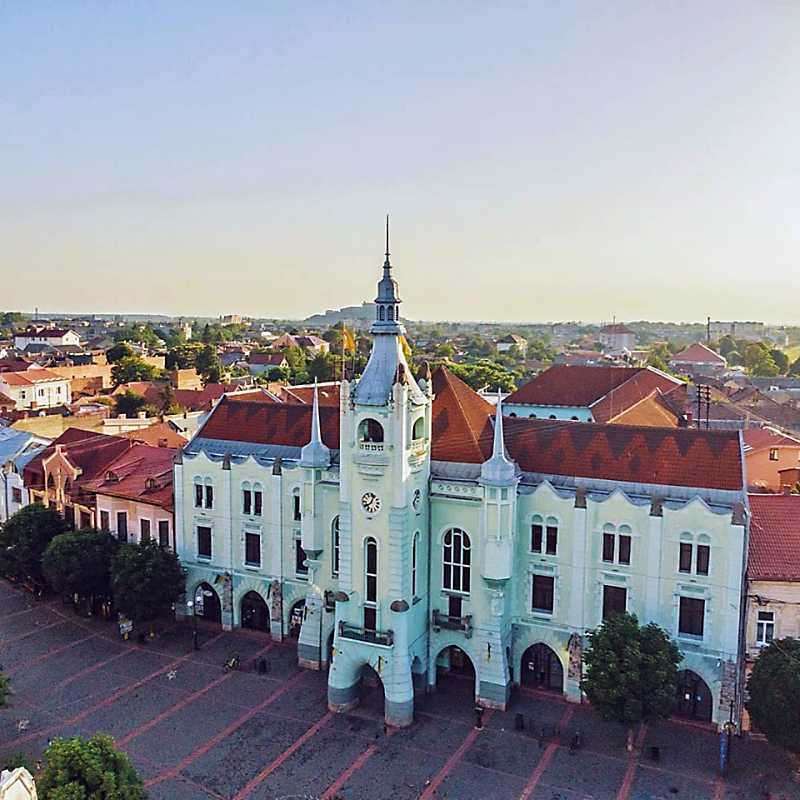 Аерофото опубліковано 29.07.2019 р. facebook.com Въезжая в Мукачево со… Ратуша