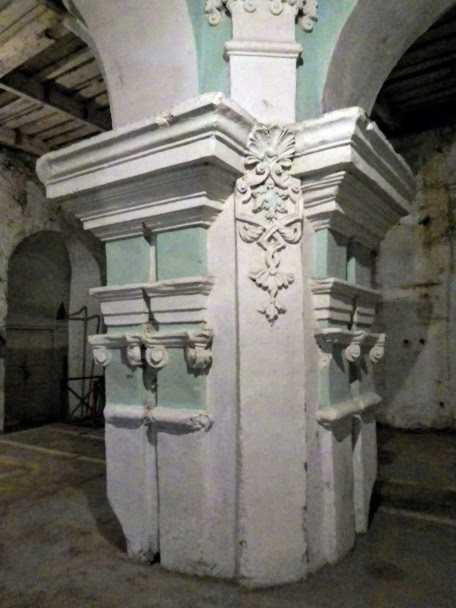 2019 р. Стовп в інтер’єрі