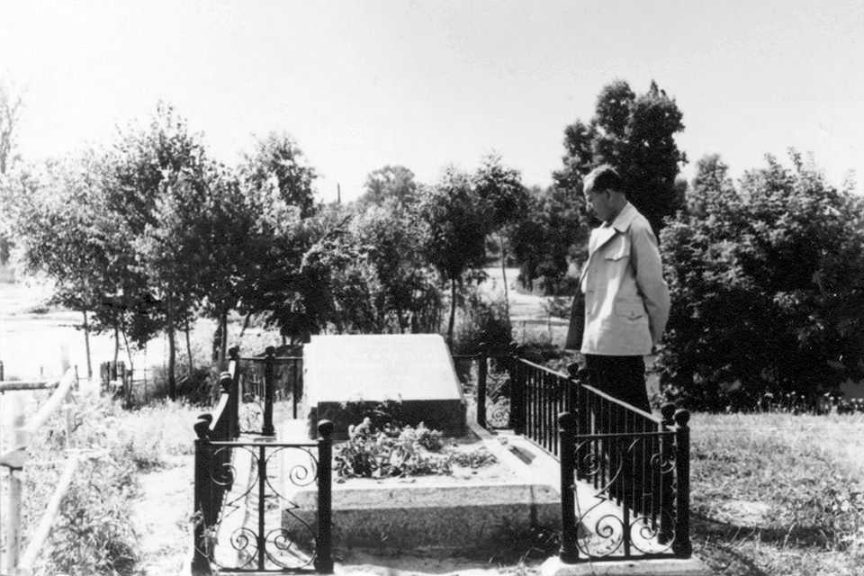 Фото Стефана Таранушенка і Павла Жолтовського з експедиції Харківського музею… Могила В. Самійленка