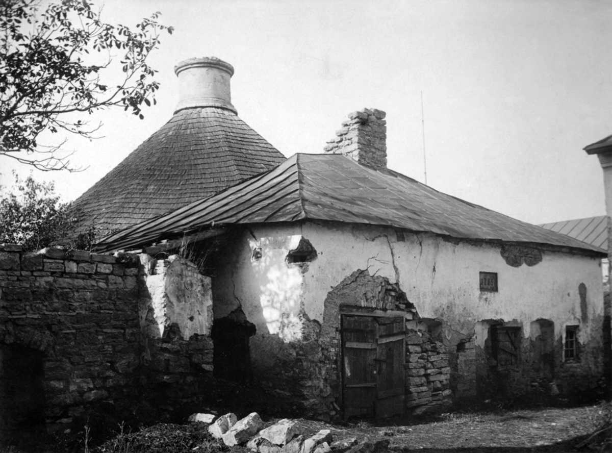 1920-і рр. (?) Будинок на тлі…