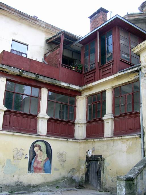 2009 р. Вигляд з боку східного двора