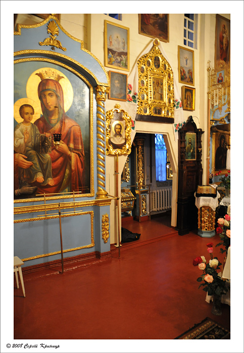 Ікона богородиці і бічні двері