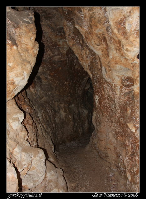 Пещера в западной части храма