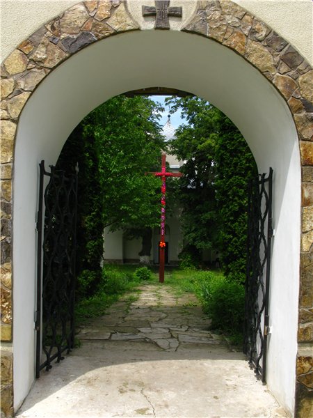 2010 р. Вид крізь прохід дзвіниці