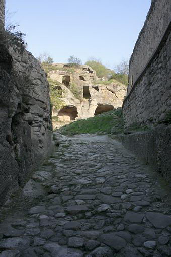 2009 р. Вулиця проходить через браму