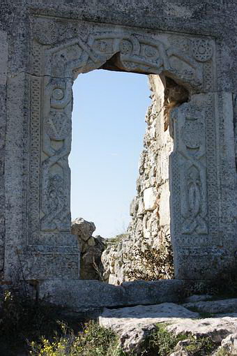 Різьблений портал