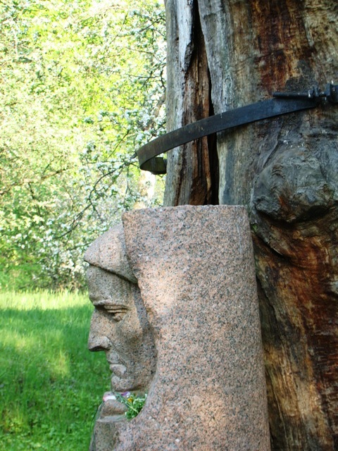 Бюст біля дубу