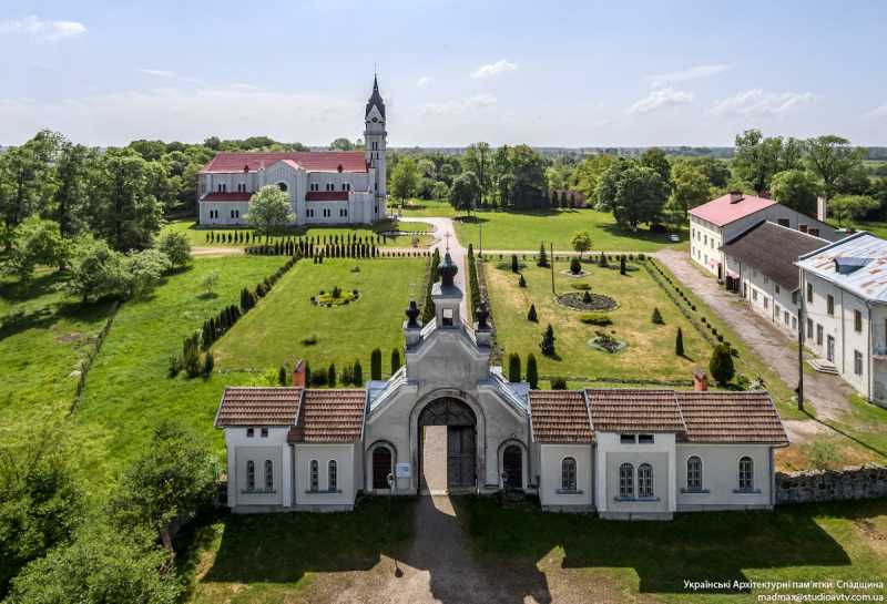 Аерофото Максима Рітуса, опубліковано 18.01.2019 р. Гніздичів. Костел… Костел св. Герарда