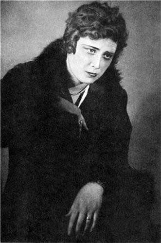 Алла Тарасова в роли Елены…