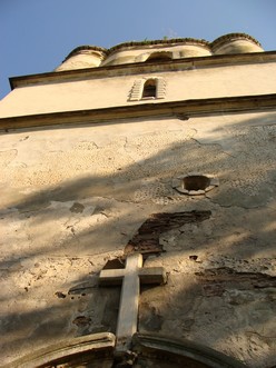 Головний фасад у ракурсі