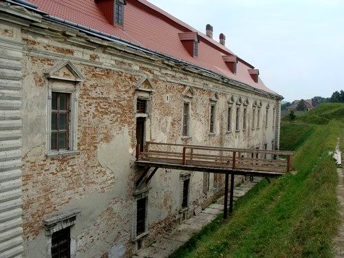 2009 р. Тильний фасад палацу з виходом…