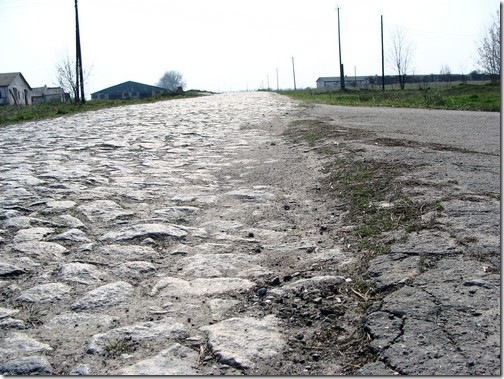 Давня забрукована дорога