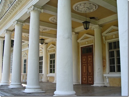 2009 р. Портик головного фасаду