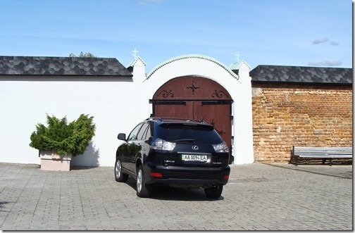 Лексус перед брамою