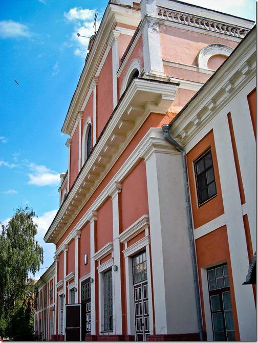 2010 р. Головний фасад в ракурсі