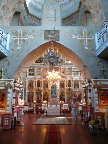 Інтер’єр храму з видом на іконостас