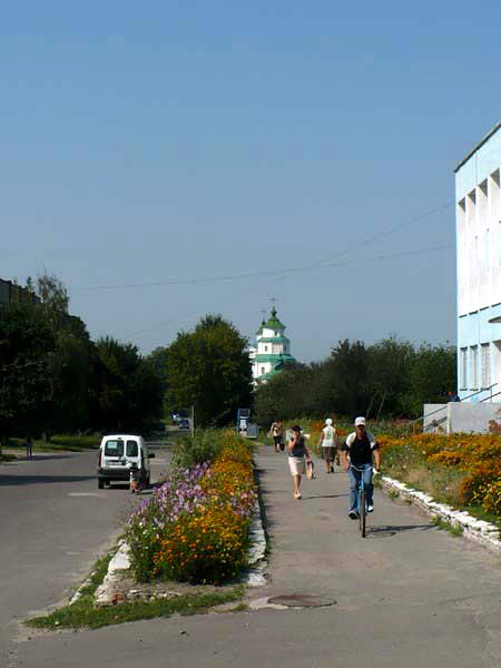2008 р. Вулиця з перспективою на церкву
