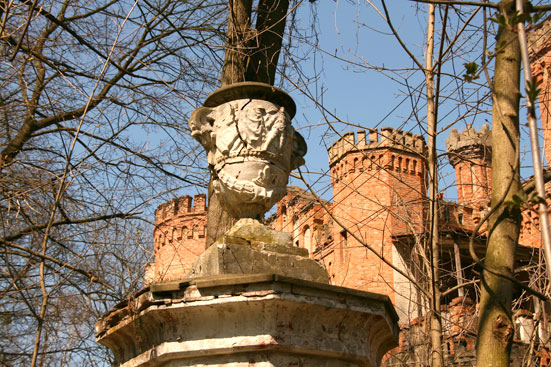 Садова ваза на тлі палацу