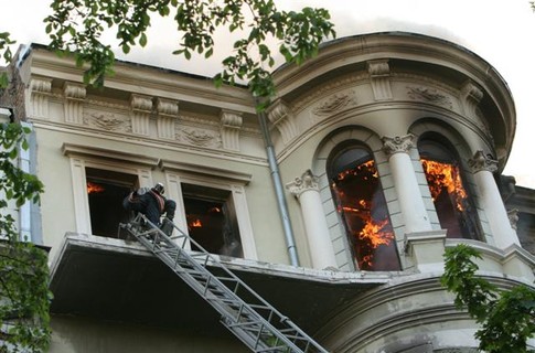 Фрагмент фасаду у вогні