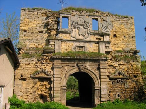 Брама замку в Чернелиці