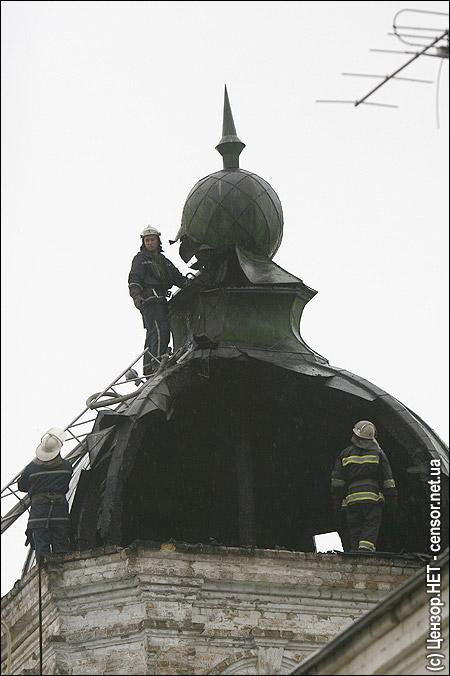Пожежники на куполі споруди