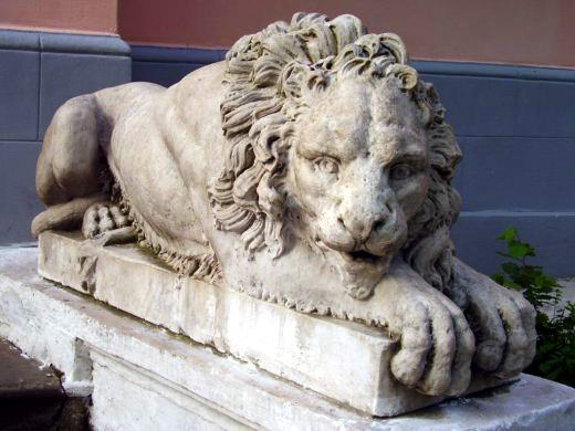 [2008 р.] Лев біля фасаду будинку в…