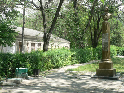 Удручающий вид имеет и территория…