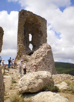 Туристи розглядають зруйновану башту…