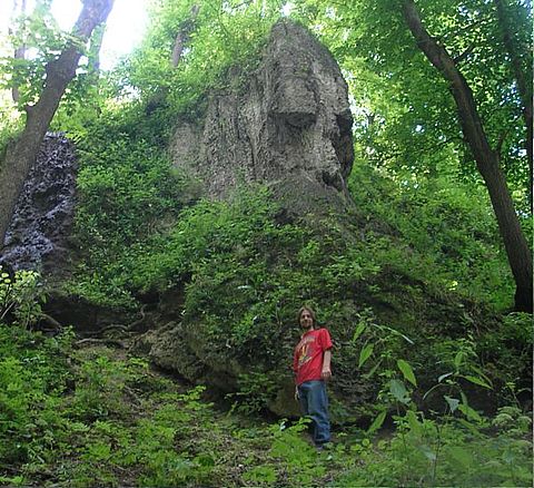 Біля верхнього гроту, що зовні нагадує…