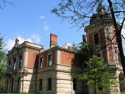 Так виглядає палац ззовні...