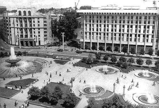 [2000 р.?] Східний бік площі