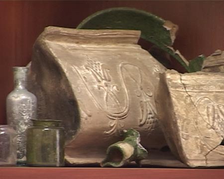 Кахлі та гутний посуд