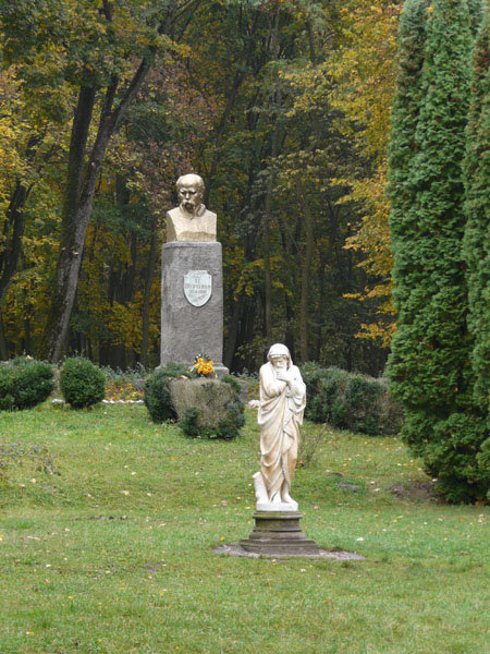 Паркова скульптура «Алегорія зими»…