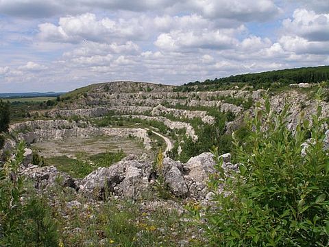 Скелі біля села