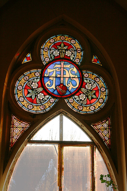 Вітраж з монограмою IHS