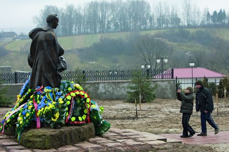 Біля пам’ятника С.Бандері